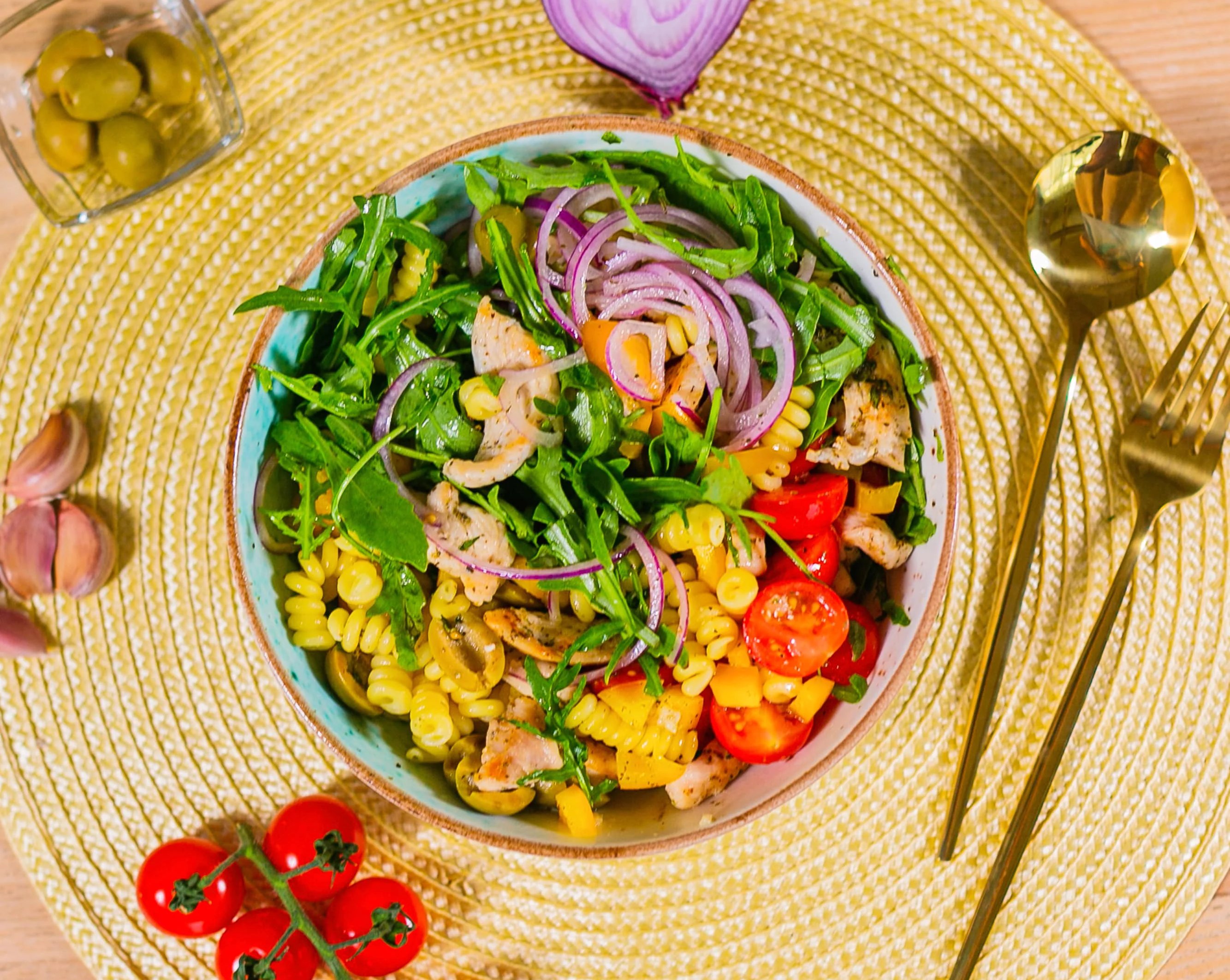 Салат с пастой и курицей