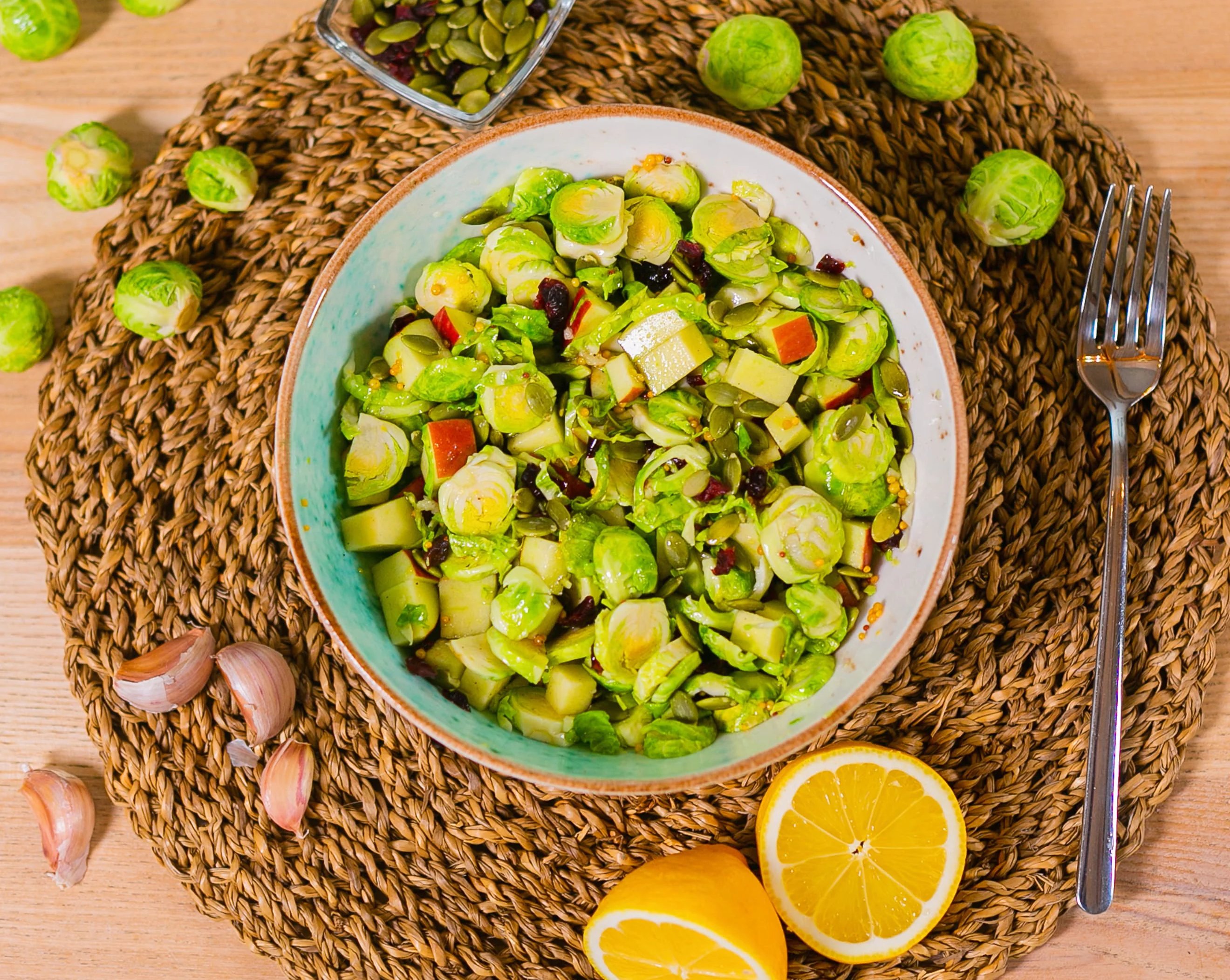 Салат с брюссельской капустой и яблоком