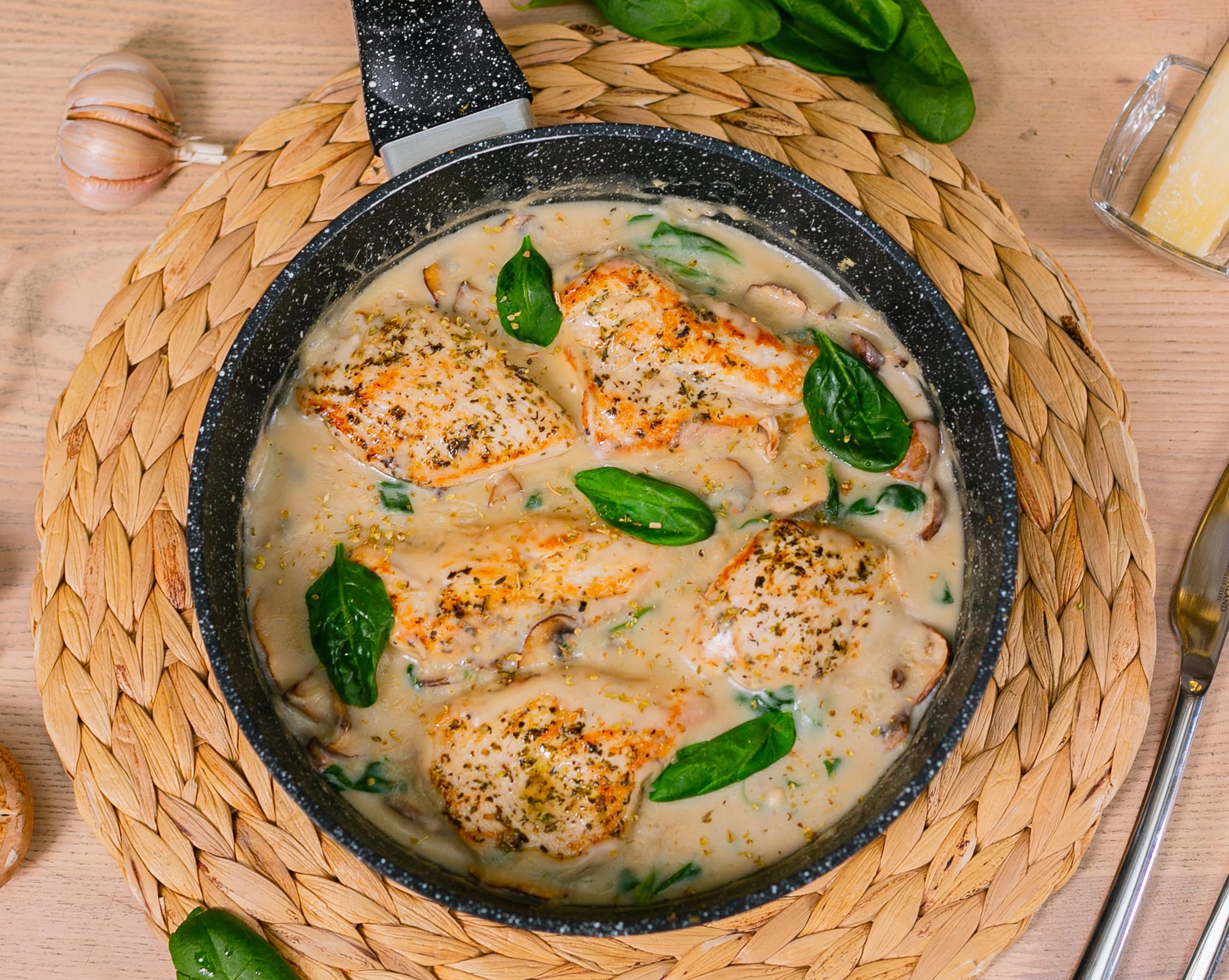Сливочная курица со шпинатом