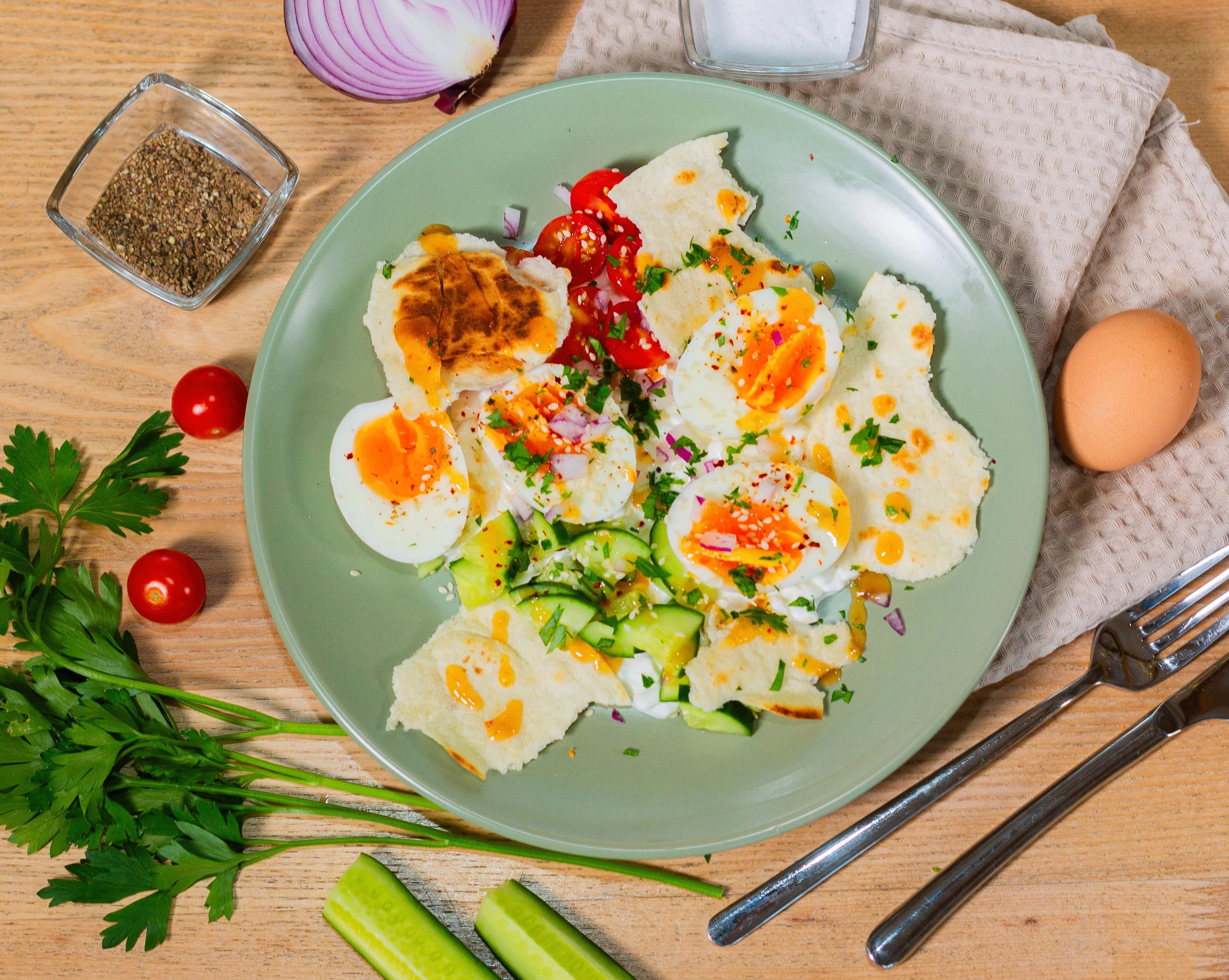 Куриные яйца с творогом и овощами