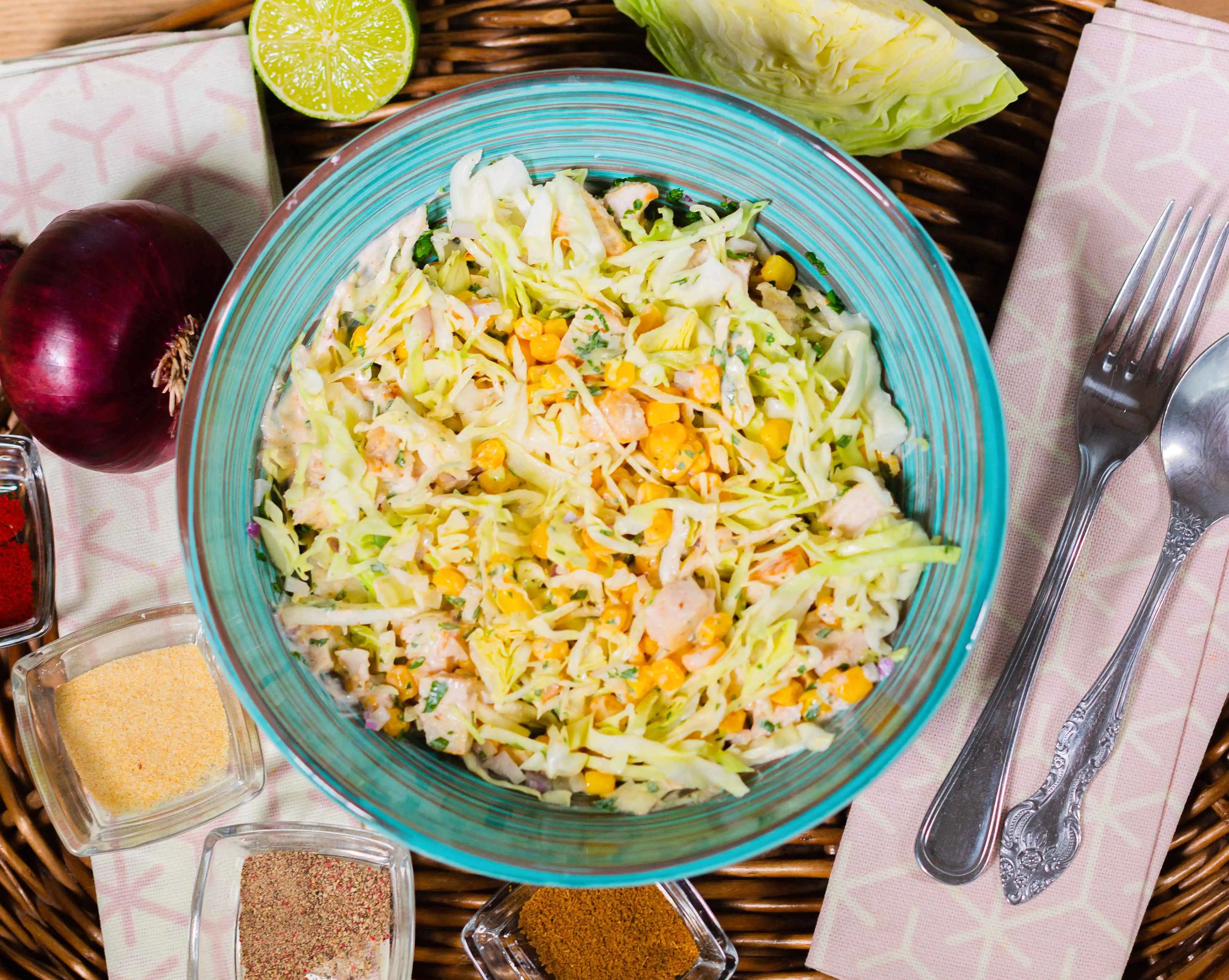 Кукурузно-капустный салат с курицей