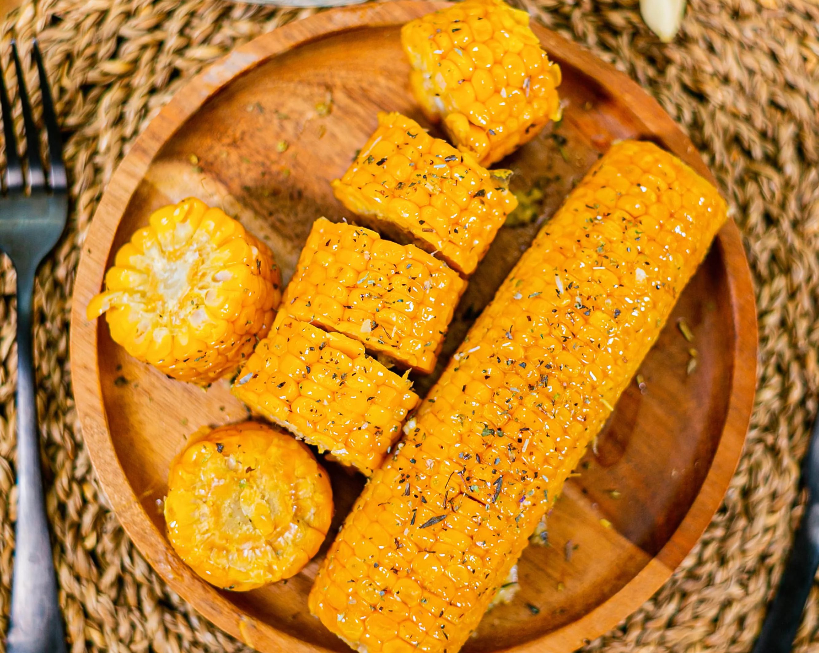 Запечённая кукуруза с травами