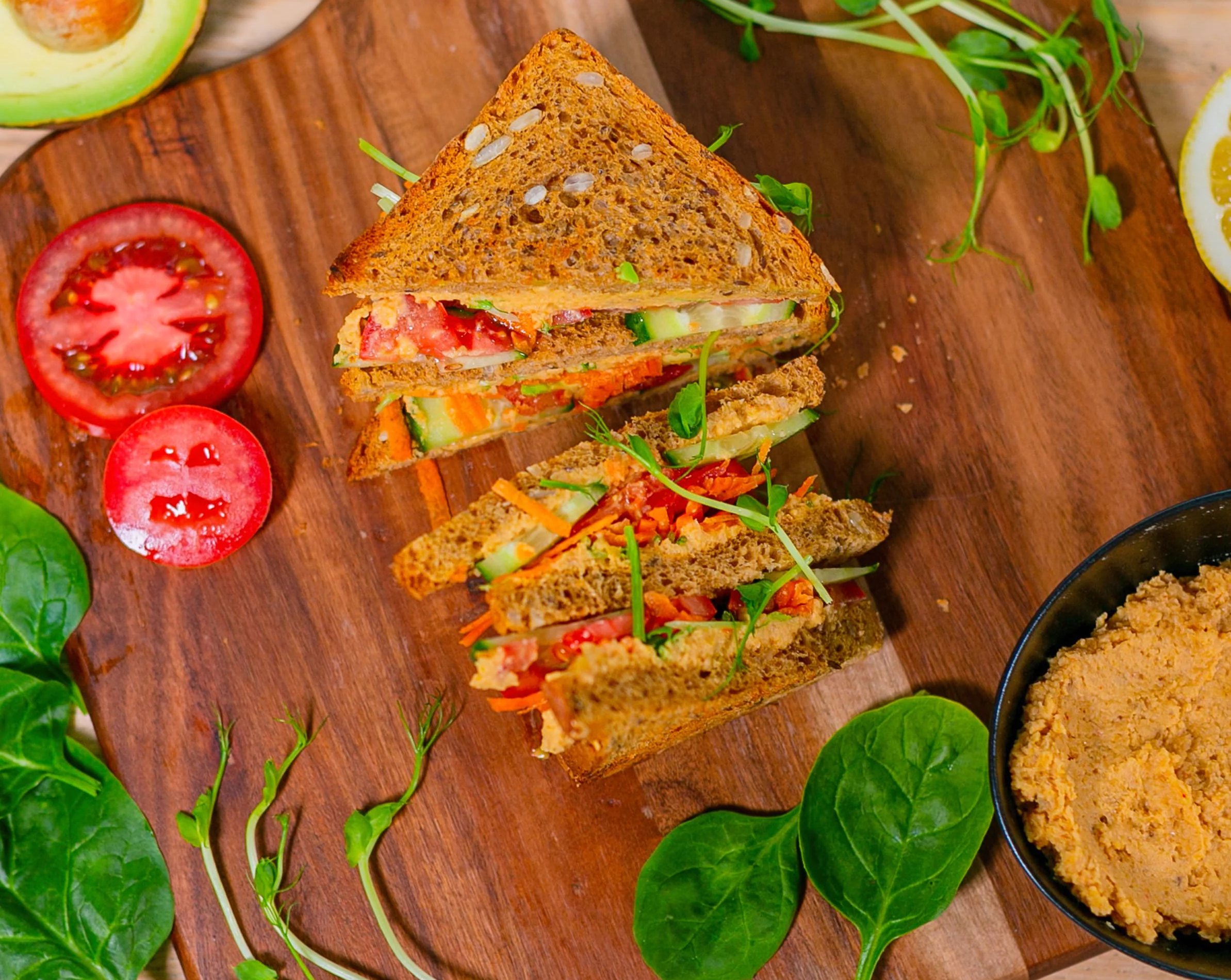 Сэндвичи с хумусом и овощами