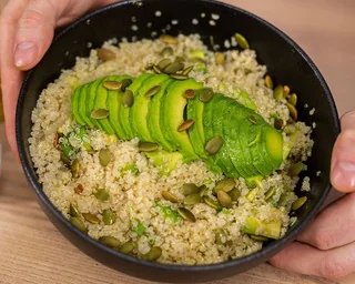 Киноа с авокадо и семечками