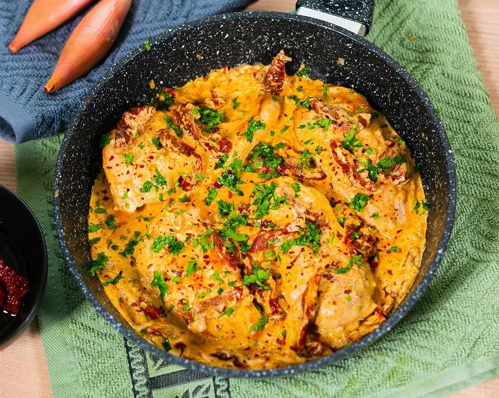 Курица со сливочным соусом из вяленых помидоров