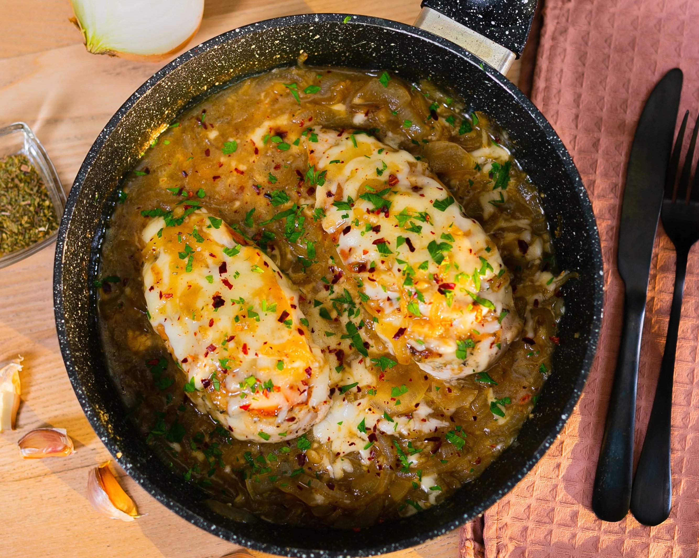 Курица по-французски с луком